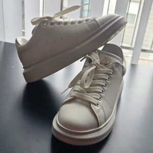 Men's White Low-Profile Lace-Up Sneakers with Subtle Gold Accent